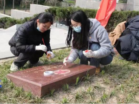  為英烈墓碑補色增輝